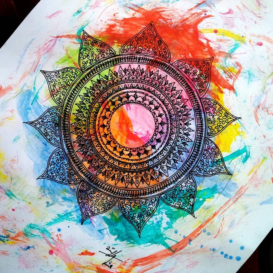 ماندالای مشکی روی پس‌زمینه‌ی آبرنگ رنگین‌کمانی