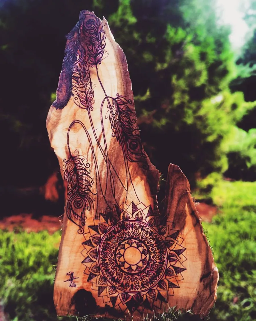 ماندالا روی تنه‌ی چوب در فضای باز