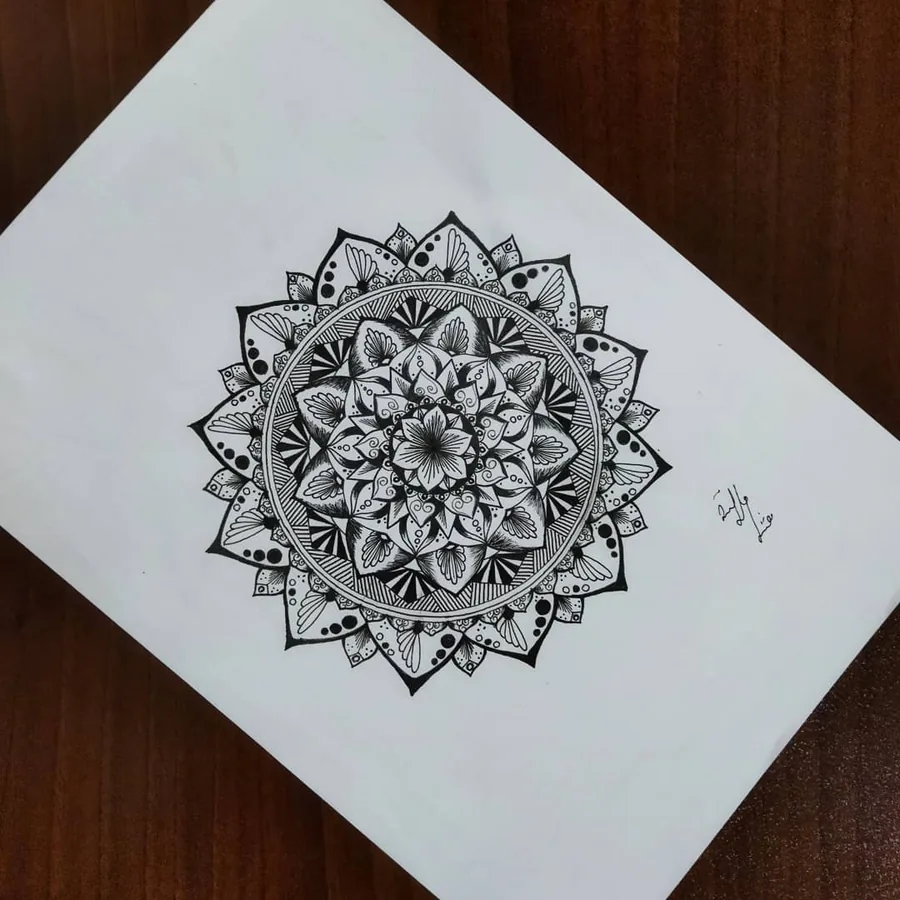 ماندالای گلبرگی مدادی روی میز چوبی